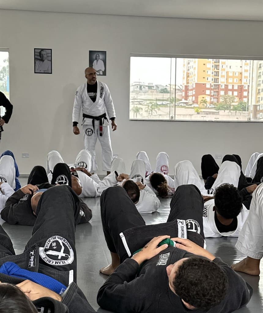 Professor Rogério conduzindo a turma de adultos no tatame da Team Cruz Cajamar – Portal dos Ipês